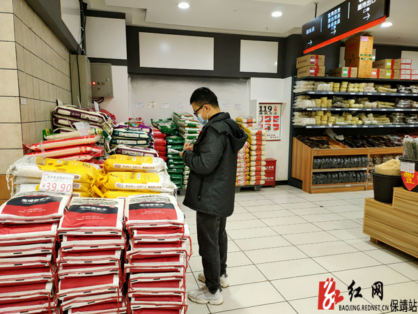 发改局工作人员登记佳惠超市粮油市场价格水.jpg