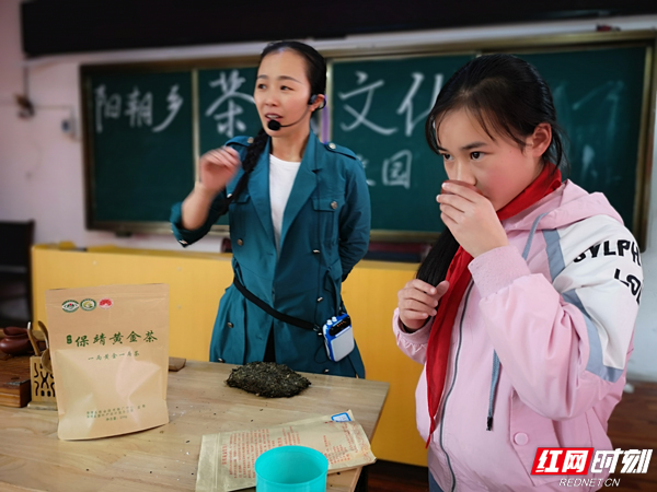 邀请学生品茶水.jpg
