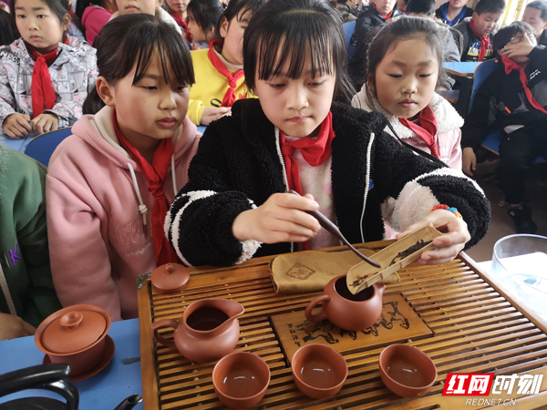 学生演示制茶水.jpg