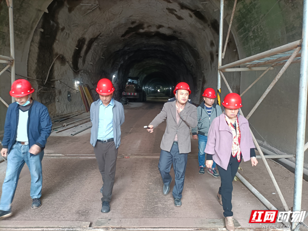 图二：在迁清公路垮屋溪隧道提质升级工程现场水.jpg