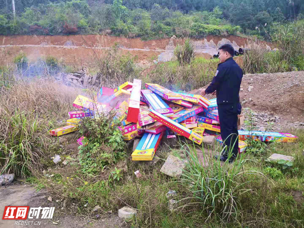对禁售祭祀用品进行集中销毁水.jpg