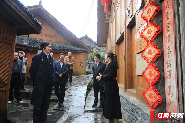 幸福人家农家乐门口微宣讲现场水.jpg