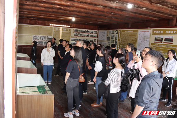 参观展览馆1.jpg