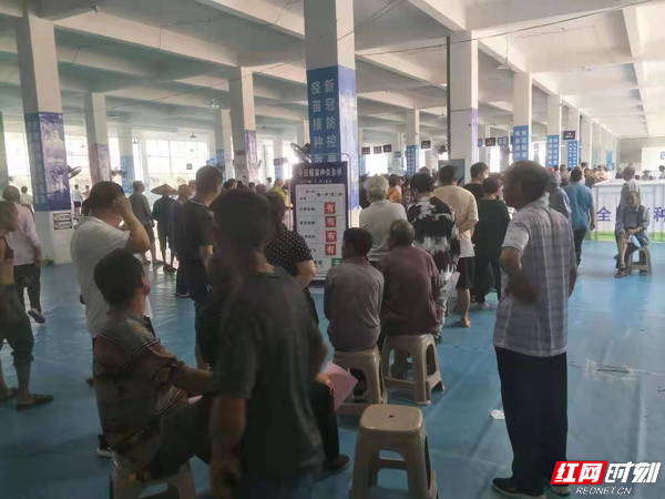 王家村村民在方舱接种点接种疫苗 副本.jpg