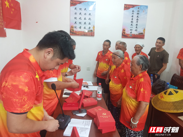 为老党员颁发“光荣在党50年”纪念章 副本.JPG