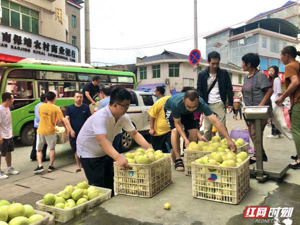 毛沟镇党员干部帮助群众搬运货物 (1) 副本.jpg