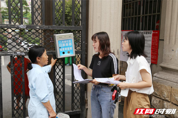 志愿者为群众宣传防溺水安全知识 副本水.jpg