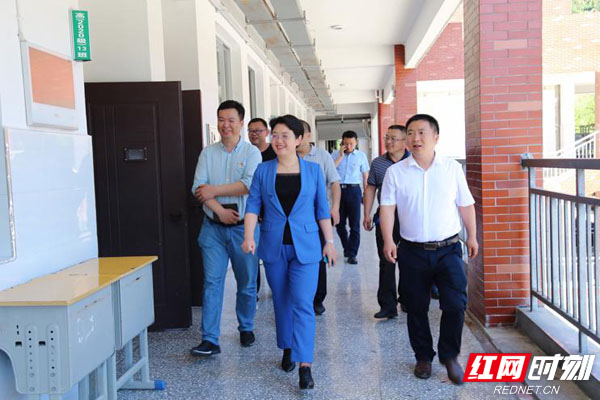 杨书查看高考.jpg
