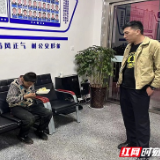 保靖县毛沟派出所:智力障碍少年走失 民警暖心助其回家