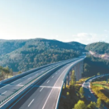 在路上,品味民族团结的芬芳