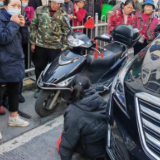 喜迎二十大•全域文明创建保靖在行动|辖区执勤遇车祸,保靖城管暖心救人