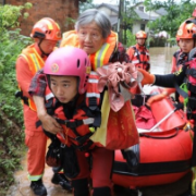 党旗,高扬在抗洪抢险救援一线