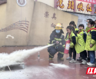 保靖消防演练进校园 师生齐学“新本领”