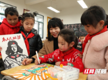 手绘雷锋故事 弘扬奉献精神