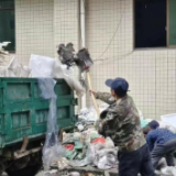 保靖县迁陵镇大月坡社区第二支部一月一课一片一实践:31名党员群众在金域龙湾进行集中环境整治活动