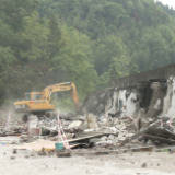 保靖县住建局、迁陵镇:冒雨拆除危房 力保群众安全