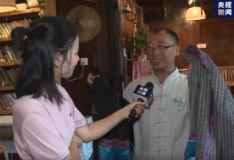 #沈从文的小说边城成了机场名# 湘西边城机场今天正式通航，十八洞村的部分村民将作为首航首趟飞首都的首批乘客前往北京。