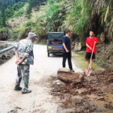 保靖县毛沟镇排当村:落石致道路受阻村干部及时处置保通畅