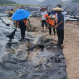 文明新风润湘西,文明创建我参与丨保靖县生活垃圾填埋场进行覆膜作业