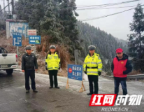保靖县吕洞山镇:紧盯重点路段重要点位,打响新一轮除冰保畅阻击战