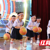 “篮球宝贝”贺“六一”