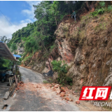 保靖县迁陵镇陡滩村:邻长合力清理道路塌方 助力群众出行平安