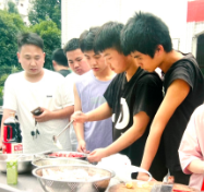 保靖民中:开展学生厨艺大赛暨“我为师长炒个菜”感恩教育活动