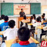 保靖法院:“开学第一课”送法进校园