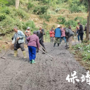 解民忧办实事!保靖县畜牧水产事务中心联动企业助力黄连树村整修果园路