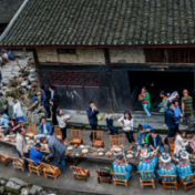 第一观察·瞬间|围坐共话幸福图景