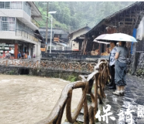 四十八湾村:驻村队员雨中坚守,织密防汛安全网