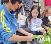 保靖税务:粽香传情暖社区 多元服务惠民生