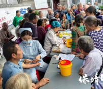 保靖县普戎镇卫生院联合湘西州民族中医院家门口为村民开展免费健康检查