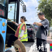 保靖县清水坪镇:县际公交启新程 小车轮载起大民生