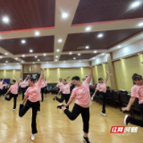 保靖县文化馆 : 开展“2023年群众队伍广场舞课堂”公益性辅导培训让群众过足“文艺瘾”