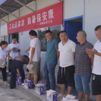 县总工会开展夏日送清凉活动