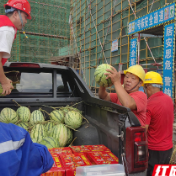 保靖县住建局:开展建筑工地“夏日送清凉”活动