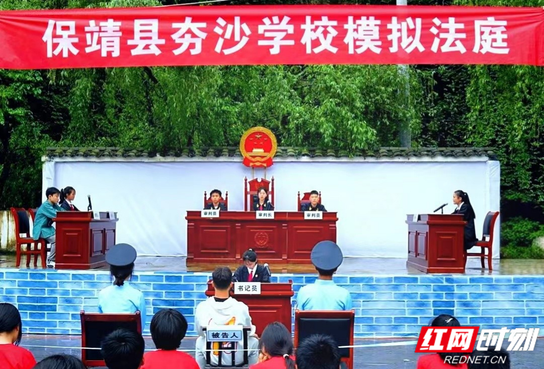 2送法进校园 模拟法庭现场.jpg 2送法进校园 模拟法庭现场.jpg