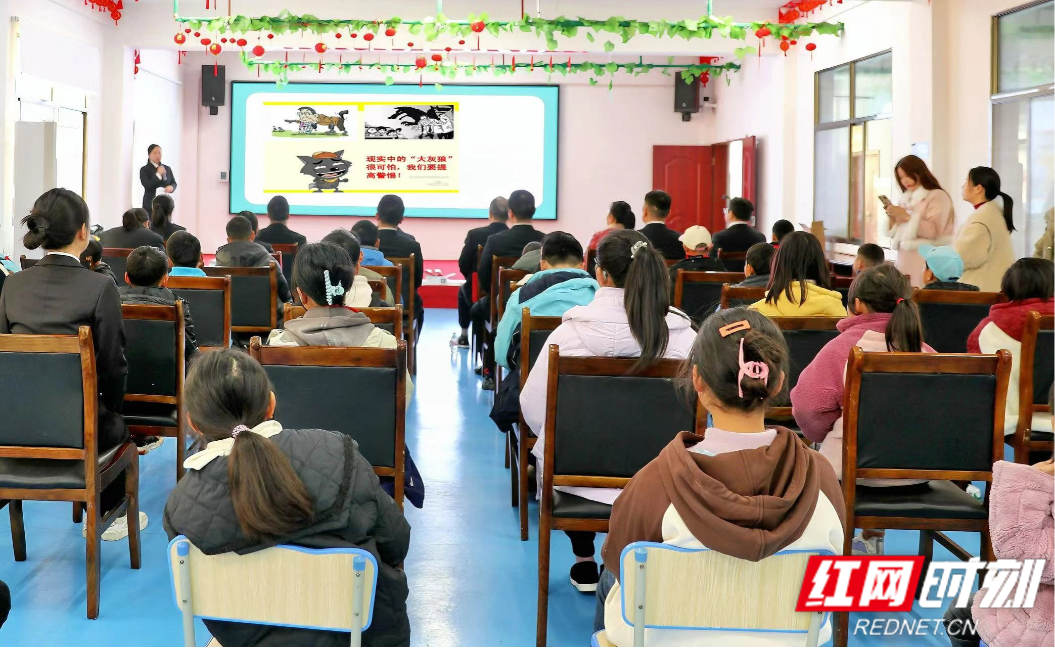 3城郊人民法庭龙法官给慈爱园的孩子们上法治课.jpg 3城郊人民法庭龙法官给慈爱园的孩子们上法治课.jpg