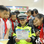 交通安全进校园,撑起出行“安全伞”