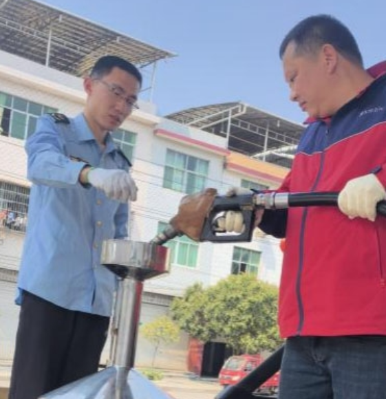保靖县市场监管局:开展加油站计量检定工作,保障消费者权益