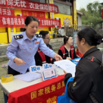 保靖税务:税费宣传进集市,惠民政策暖人心