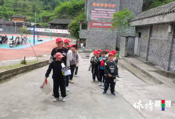 文明于心躬身于行——保靖县吕洞山镇开展“大手拉小手，守护绿色家园”活动