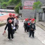 文明于心躬身于行——保靖县吕洞山镇开展“大手拉小手,守护绿色家园”活动