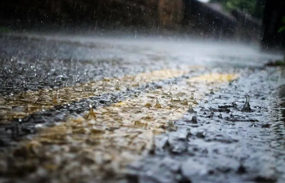 今晚到明天我州中北部有暴雨 局地大暴雨 并伴有强对流天气