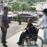 保靖黄金茶产业发展中心：及时护送突发疾病老人就医