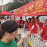 保靖凯兴公司：免费发放矿泉水 助力学子圆梦