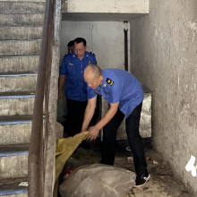 清杂物 优环境:保靖城管为弃管小区“减负”