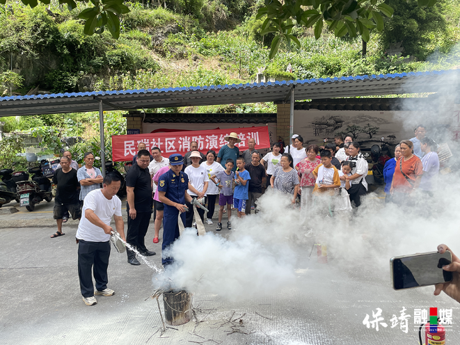 保靖县民瑞社区“理论+实操”消防演练筑牢搬迁群众安全防线