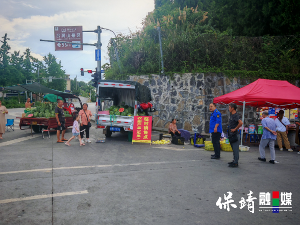 保靖城管：暖心设点，架起助农便民桥